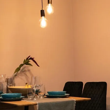 Urban Elegance By Eagles' Bridge